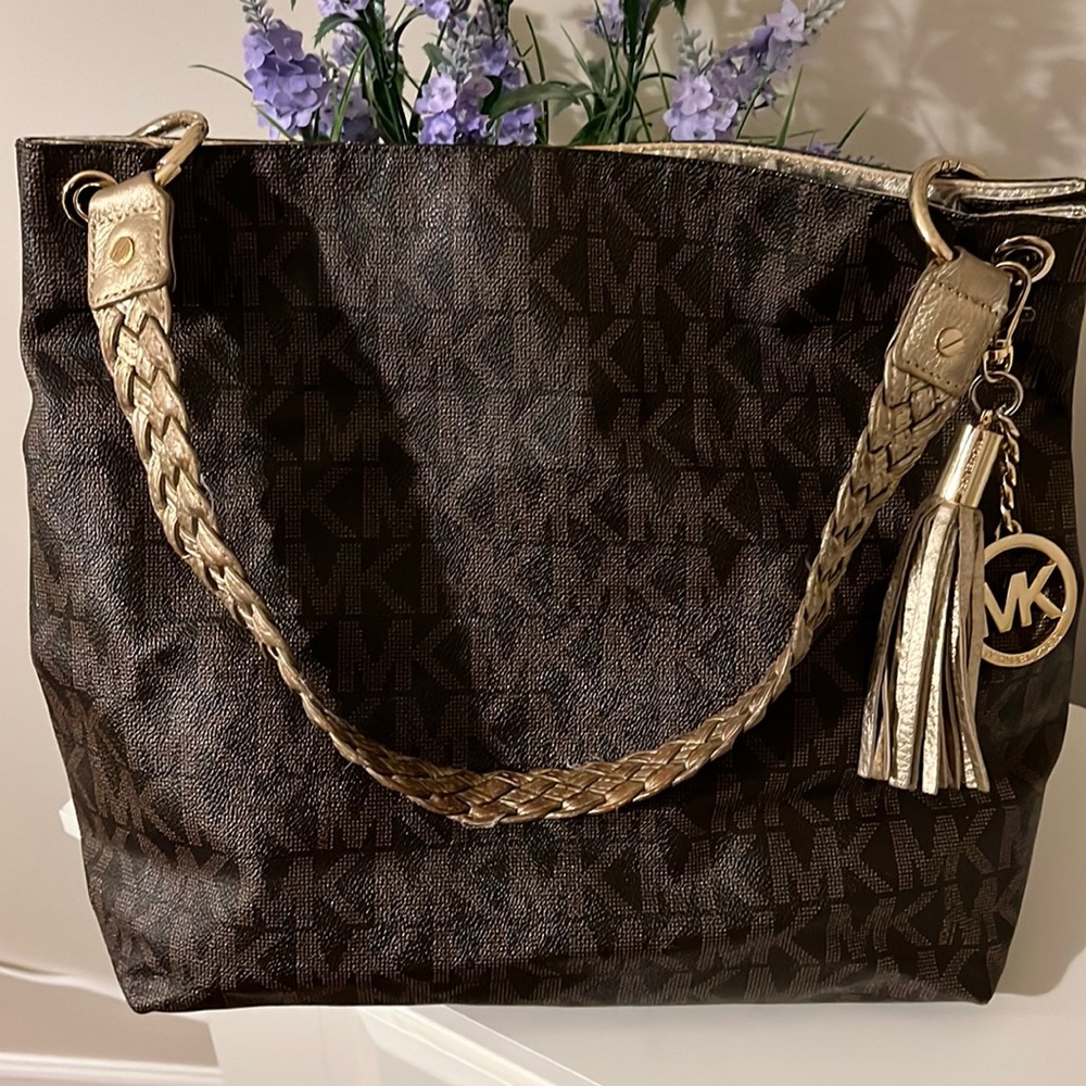 Michael Kors Signature shoulder Bag with GOLD accents. MAKE AN OFFER!!